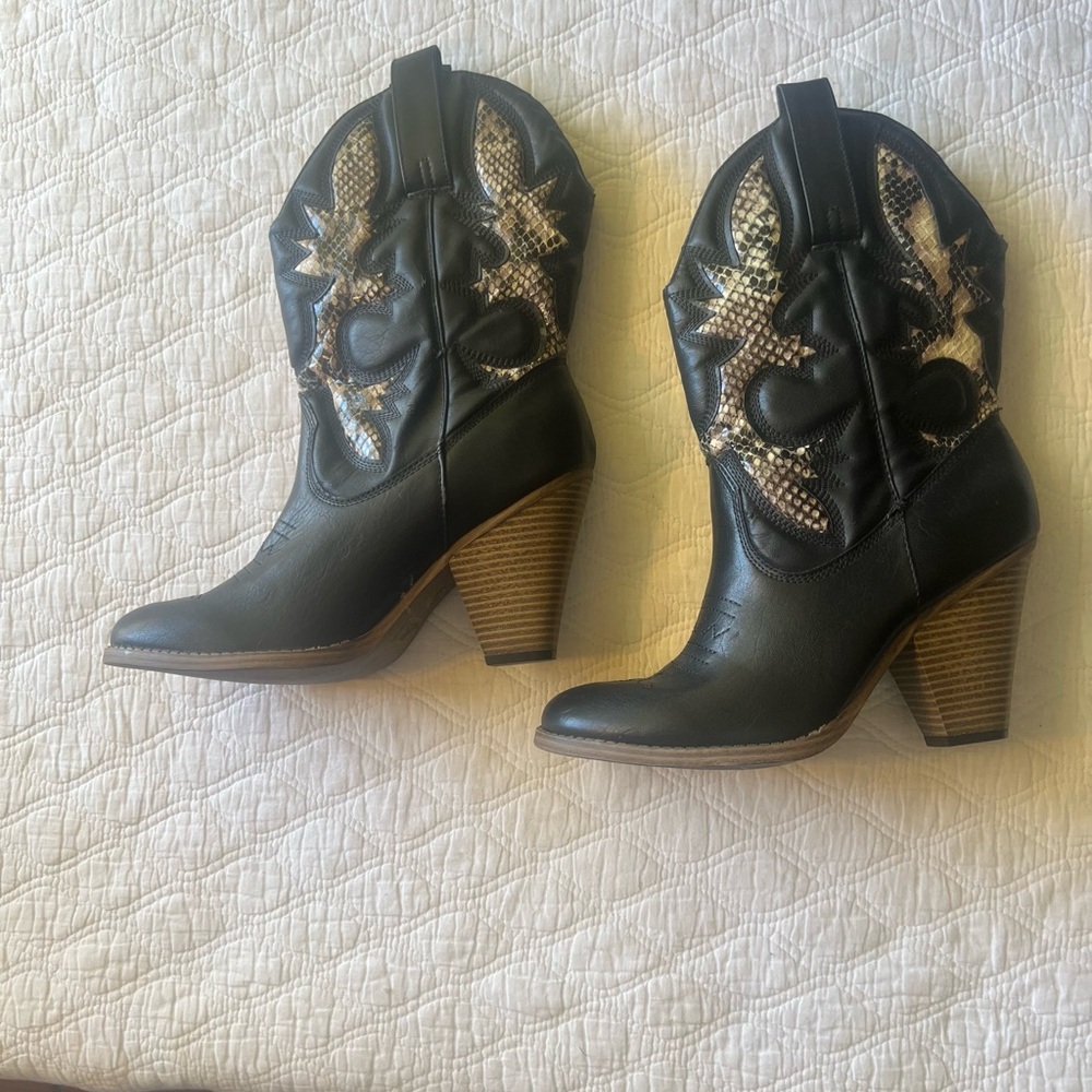 VINTAGE Stylish Black and Tan Heeled Cowboy Boots